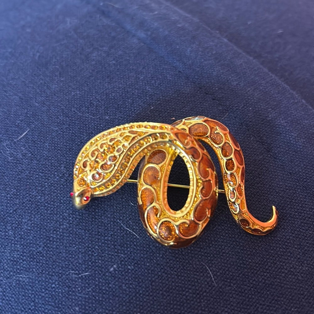 Joan Rivers snake pendant cobra with enameling in a brownish color.